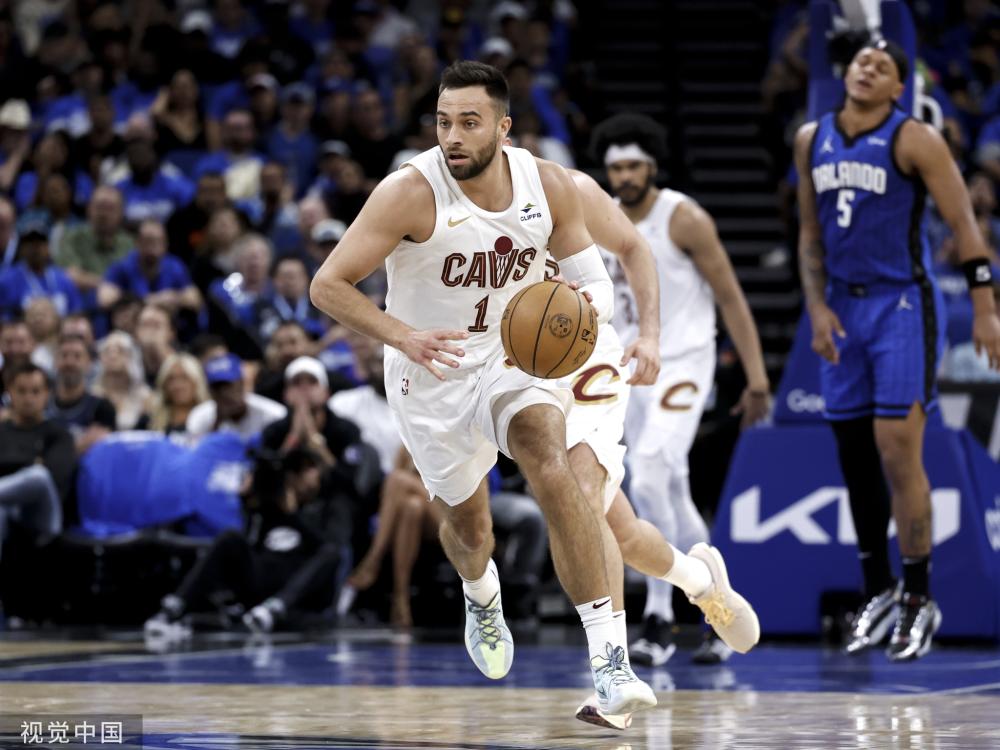 她的两个进 她的两个进